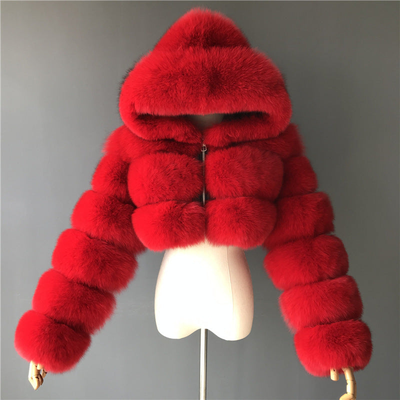 Manteau court à capuche en fausse fourrure.