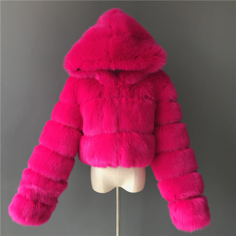 Manteau court à capuche en fausse fourrure.